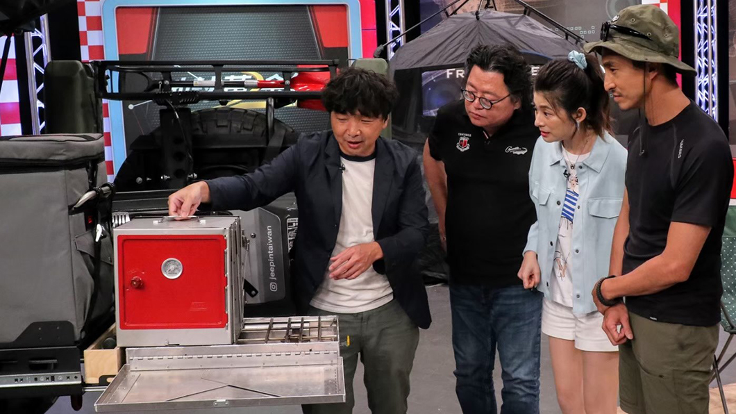 附有溫度計的鐵箱放在瓦斯爐上就成了烤箱。(圖片來源/ TVBS)