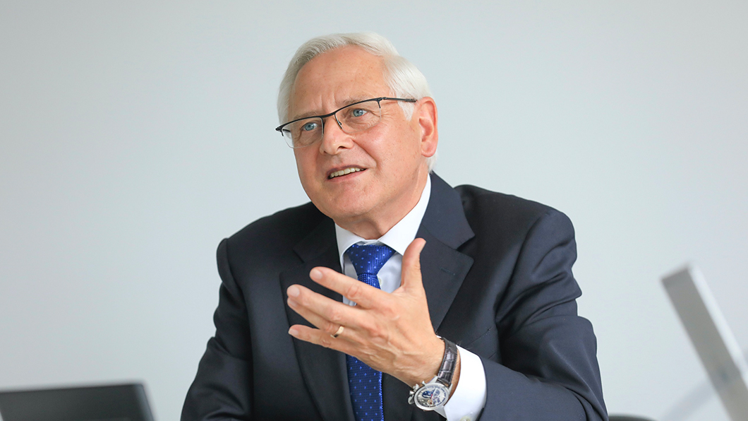Porsche採購執行委員會成員Uwe-Karsten Städter表示，2020年開始Porsche的電池供應商皆已採用綠色能源。（圖片來源/ Porsche）