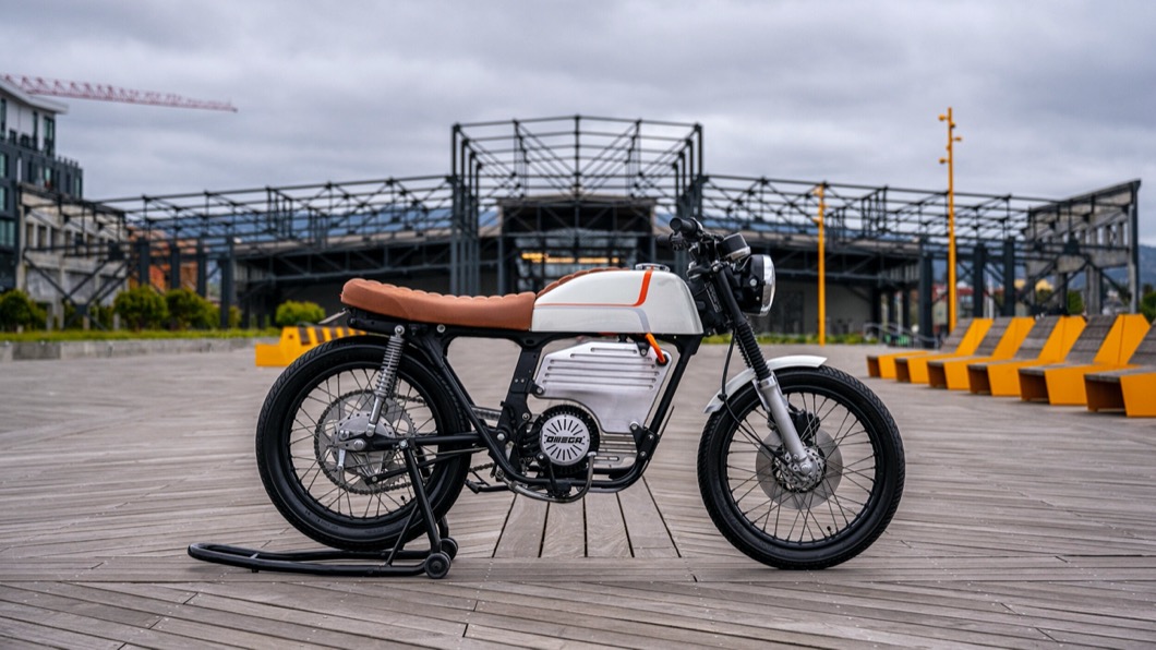 從外形上來看EV200仍然維持了Honda CB200的經典輪廓造型,保留了油箱、圓燈以及原始的骨架設計。(圖片來源/ Omega Motors)