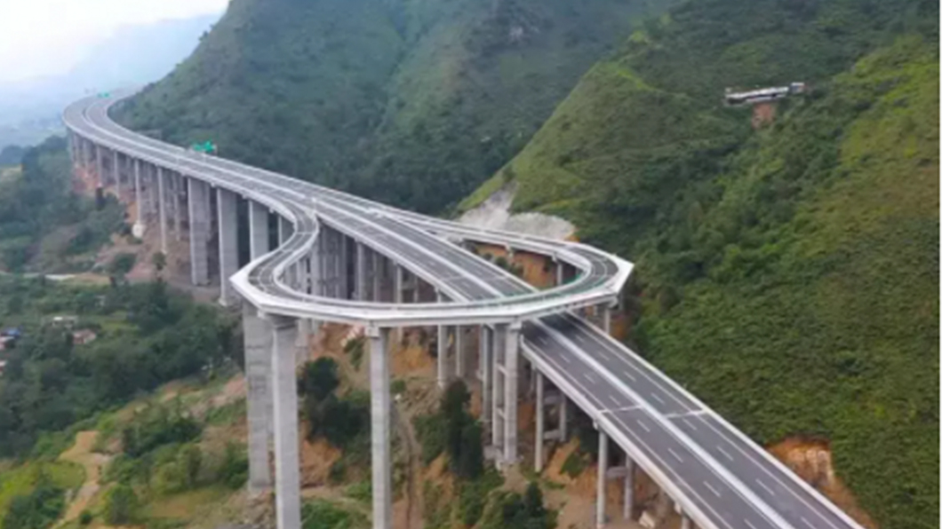 貴州高速公路著名的「U型迴轉道」。(圖片來源/ 截自微博)