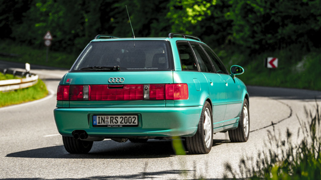 Audi Avant RS2當年就採用現今流行的貫串式尾燈設計。(圖片來源/ Porsche)