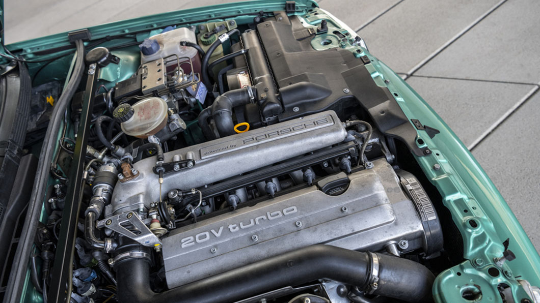 Audi Avant RS2搭載2.2升直列五缸引擎、全時四輪驅動和由渦輪增壓所榨出為人津津樂道的315匹強大動力。(圖片來源/ Porsche)