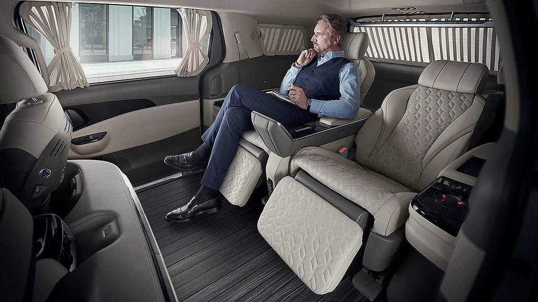 5,200mm長的車身，後座只有2張椅子，再加上挑高車頂設計，寬敞程度自然不在話下。（圖片來源/ Kia）