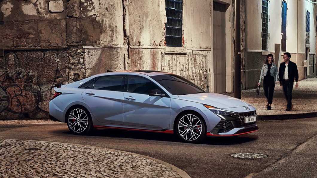Elantra N以Elantra N Line的外型風格為基礎延伸,再加上專屬空力套件以及特殊Performance Blue塗裝。(圖片來源/ Hyundai)