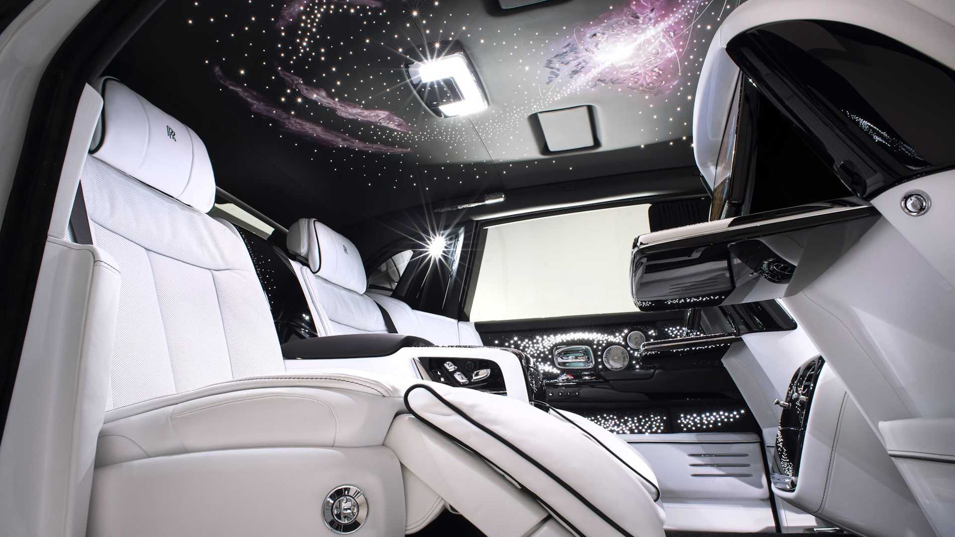 老公Glenn的Phantom配置宇宙主題星光頂篷,關起門後璀璨動人。(圖片來源/ Rolls-Royce)