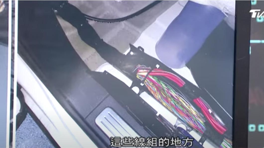 兩千表示包覆線組的黑色部分可以翻起來檢查看看。(圖片來源/ TVBS)