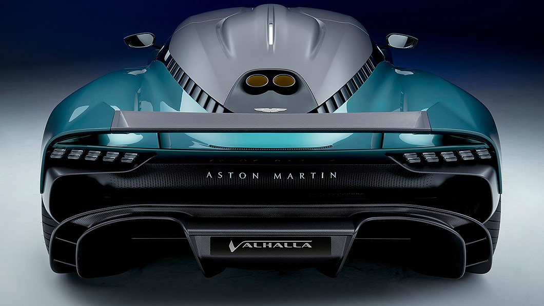 引擎採中後置安排，排氣管出口就開在後上方。（圖片來源/ Aston Martin）