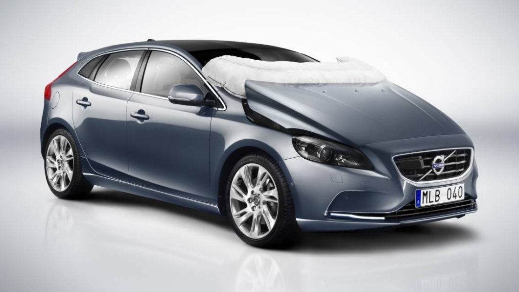 Volvo在2014年於V40上也搭載了類似的氣囊,不過Vovlo的氣囊會連引擎蓋一同彈起吸收更多衝擊力道。(圖片來源/ Vovlo)