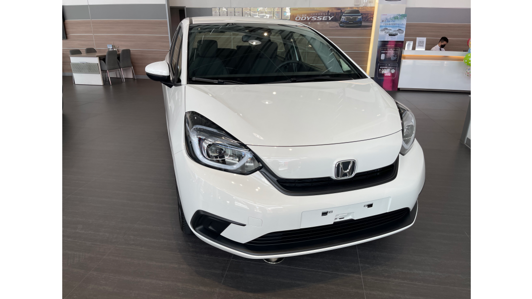 第四代Honda Fit就如同「柴犬」一般無害且具有親切感，從入門車型即配備有LED燈組。(圖片來源/ TVBS)