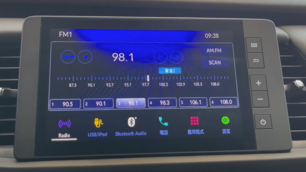 中央液晶螢幕也支援Apple CarPlay與Android Auto，讓智慧型手機連結更加便利。(圖片來源/ TVBS)