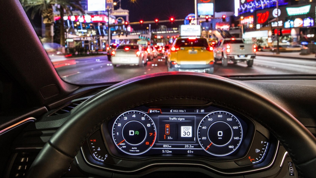 Audi越來越多車款擁有V2I功能,將可以從儀錶得知前方號誌狀況。(圖片來源/ Audi)