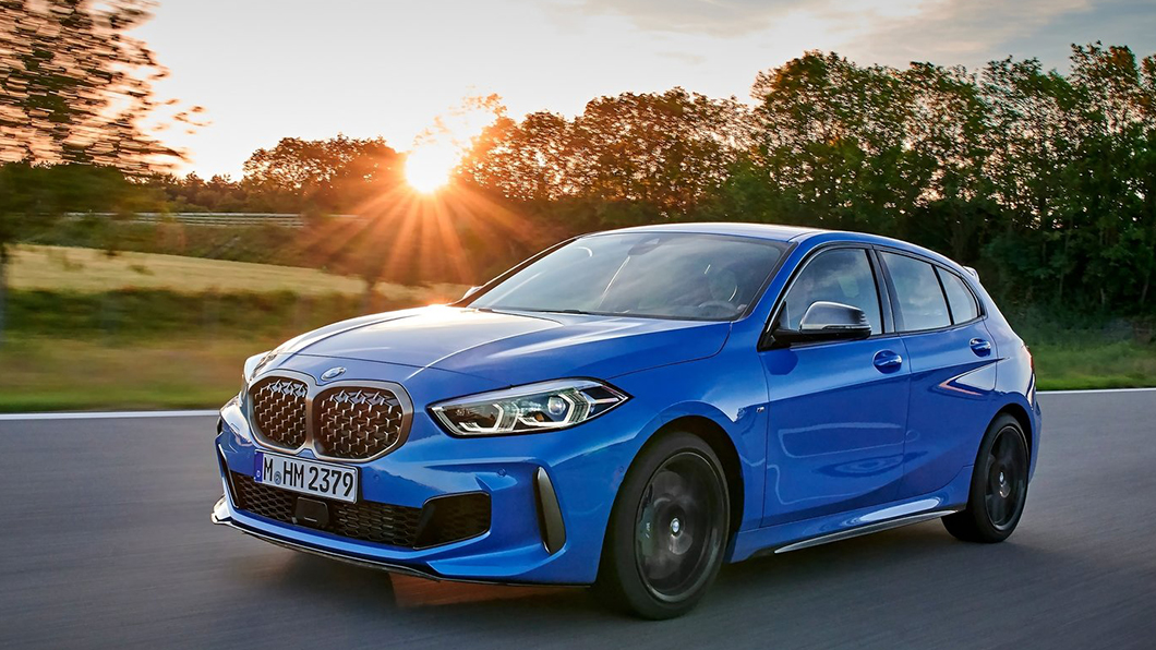 全新BMW 1系列現正提供「輕鬆駕馭專案」,享低月付9,900元起分期,或100萬60期零利率等多元優惠,本月入主指定車型更加贈Apple iPhone12 Pro 256GB。(圖片來源/ BMW)
