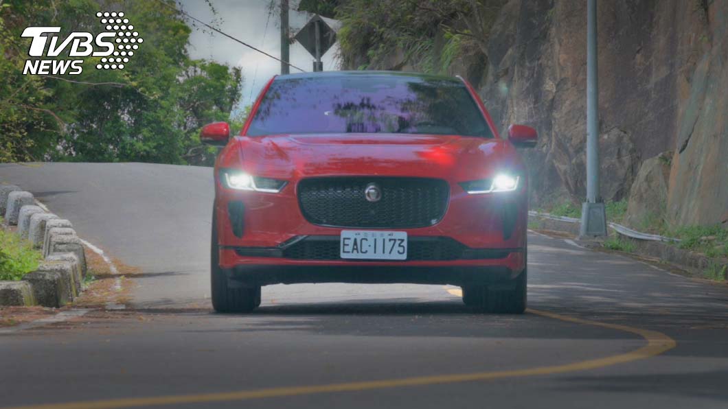 傳統車廠出身的Jaguar I-Pace,確實在整體油門踏板的反應與回饋都相當到位。(圖片來源/ TVBS)