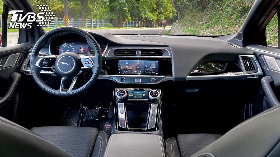 21年式車型這次換上PIVI PRO系統中央影音娛樂系統,可使用包含Apple CarPlay與Android Auto等智慧型手機連線功能。(圖片來源/ TVBS)