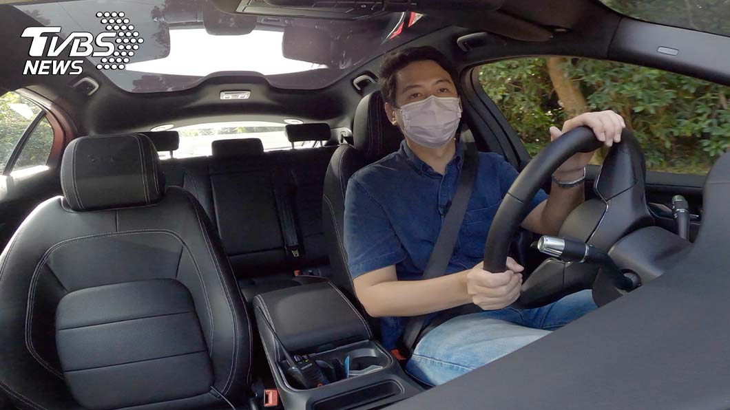 對於習慣駕駛燃油車的人來說,坐上Jaguar I-Pace的駕駛座你幾乎不需要重新適應。(圖片來源/ TVBS)