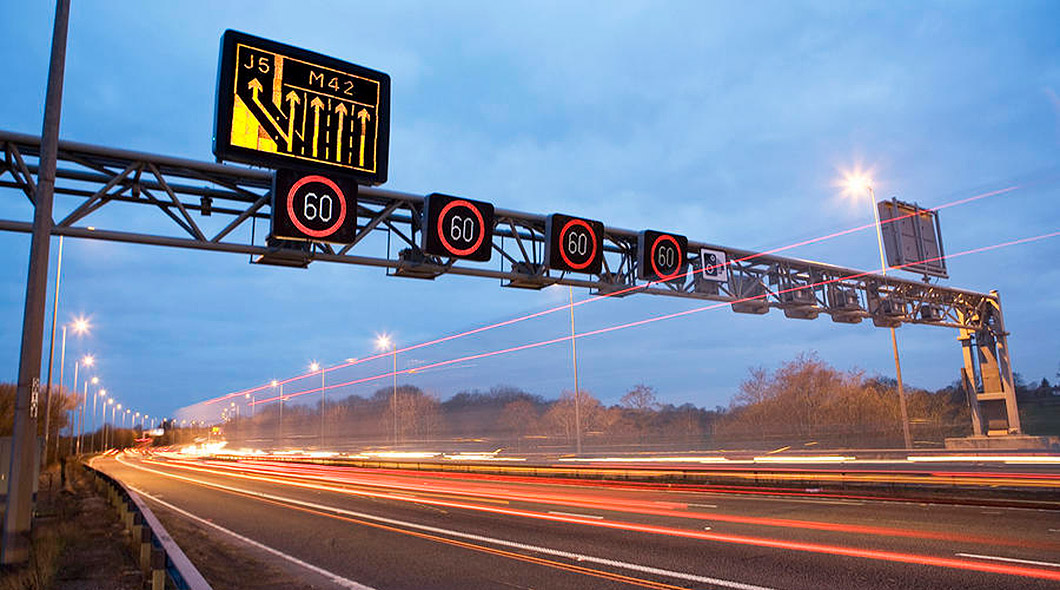 英國也跟著台灣腳步在高速公路上搞不到100 km/h的限速？人家是為了環保，才不是安全呢。（圖片來源/ Motor1）