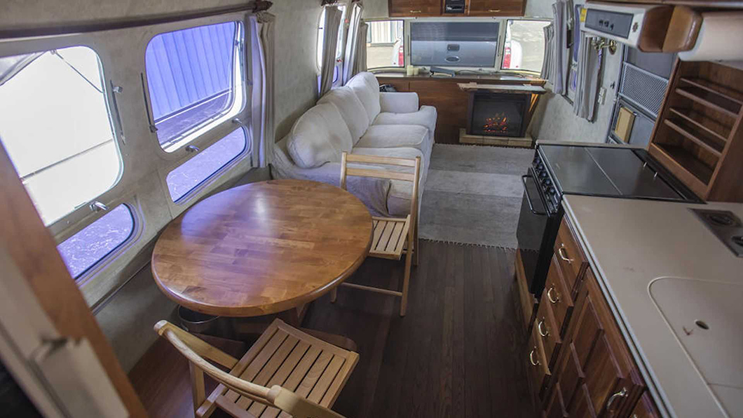 受夠片廠提供醜陋不舒適的拖車，這輛Airstream內部依照Tom Hanks需求，打造出一個溫馨實用的居所。（圖片來源/ Bonhams）
