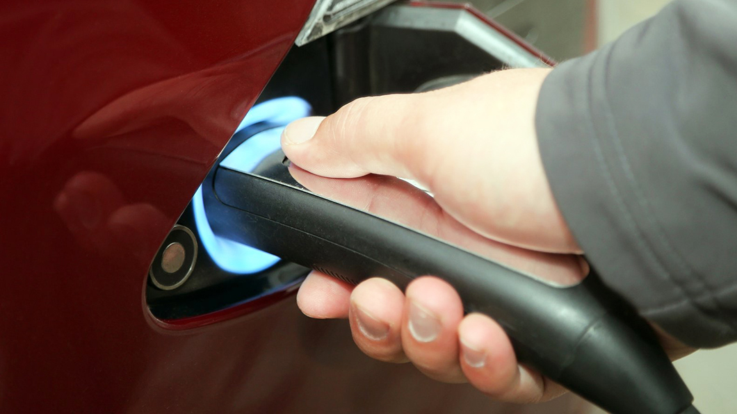由於標準不同,Tesla在美國必須為它牌電動車車主提供轉接頭才能使用充電網絡,採CCS共同標準的歐洲則沒有相容問題。 (圖片來源/ Tesla)