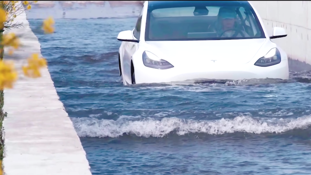 特斯拉Model 3也能涉水？　中國車主先試給你看