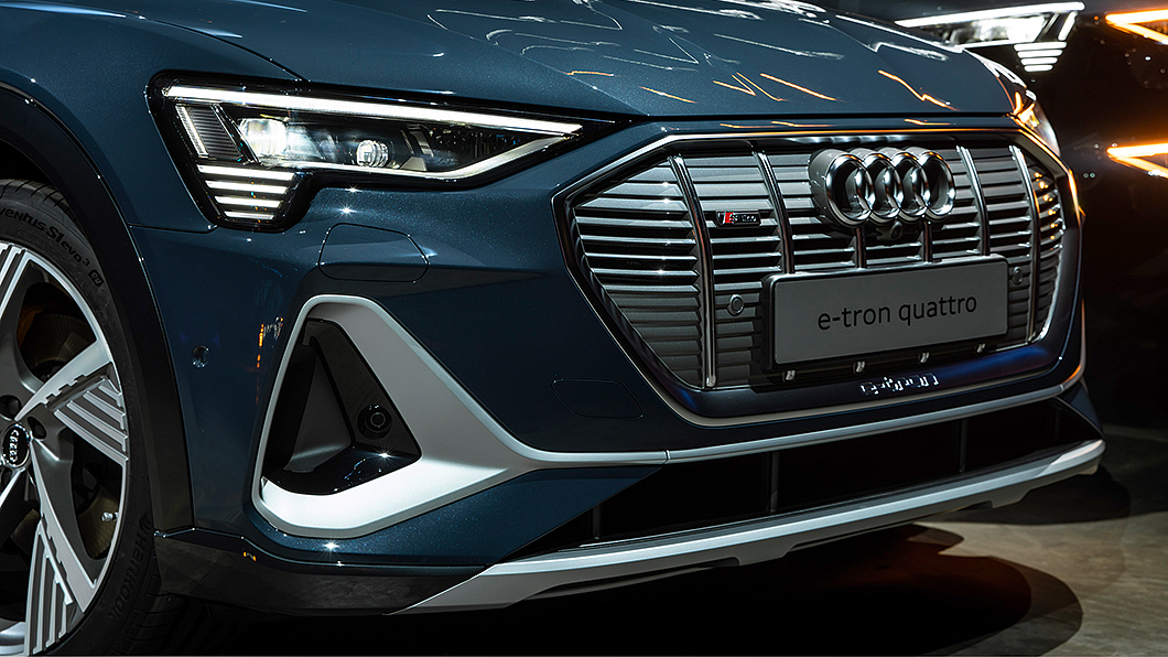e-tron雖然車頭還是保留著Q系列八角形水箱護罩元素,但開口只有廠徽到牌照座這一小塊空間。(圖片來源/ Audi)