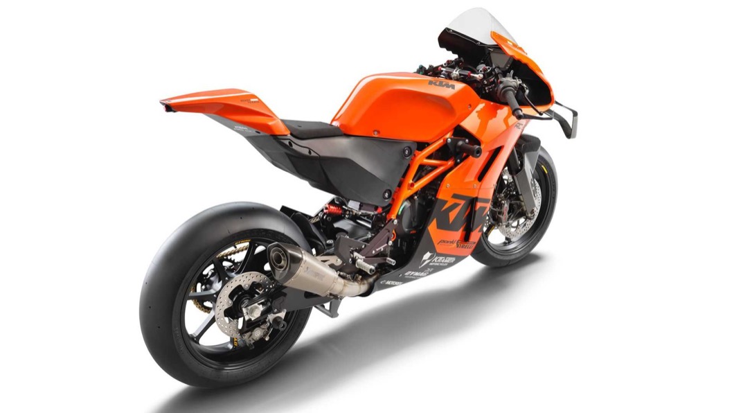 KTM RC 8C運用賽車輕量化科技,讓整體車重可以控制在140公斤。