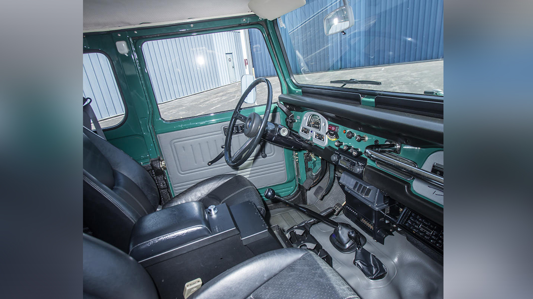座椅換上一套電動調整的Porsche座椅。(圖片來源/ bonhams)