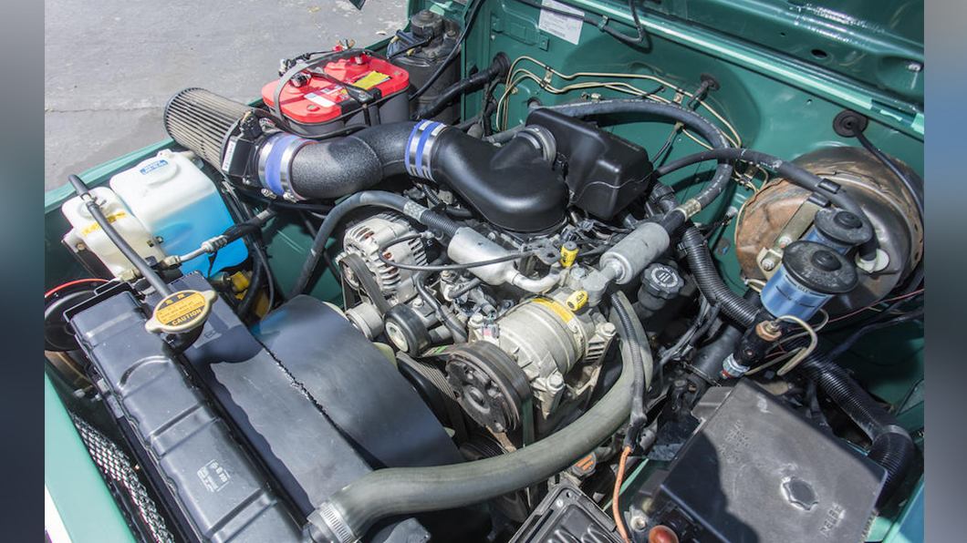 Tom Hanks的FJ40搭載著GM L35銘機4.3升V6引擎。(圖片來源/ bonhams)