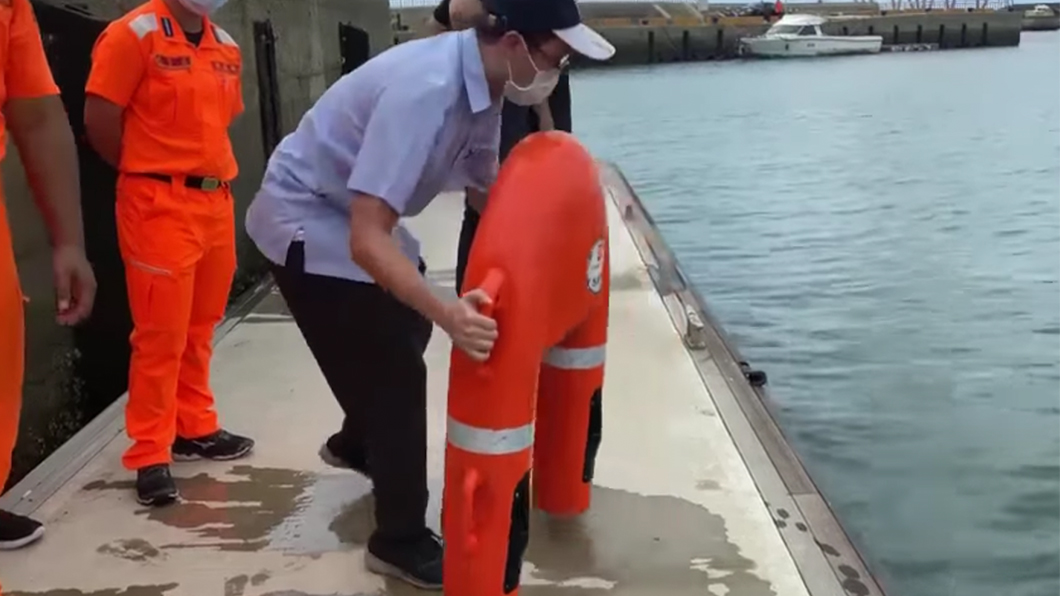 海巡署表示,目前全台港區的遙控救生圈採購案進行第二階段驗收中。(圖片來源/ 臉書社團《爆料海巡》)