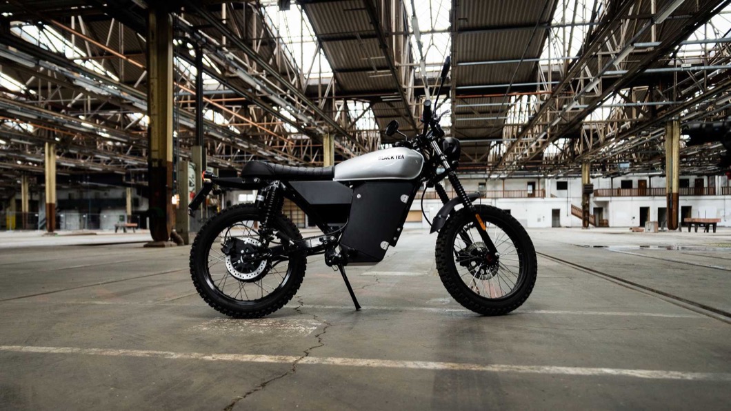 原本引擎的位置已經變成放置電池的區塊,但Black Tea Motorbikes目前僅以黑色金屬外殼遮蔽電池系統。(圖片來源/ Black Tea Motorbikes)