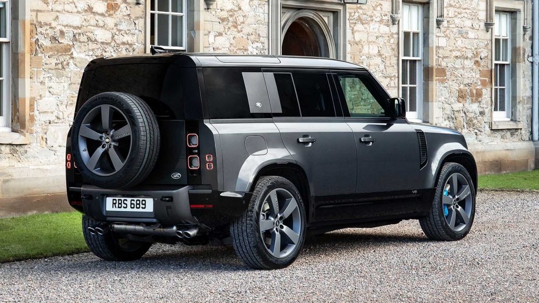 現行5.0L V8的車款就有著四出排氣尾款,相信未來SVR將會有更殺的造型。(圖片來源/ Land Rover)