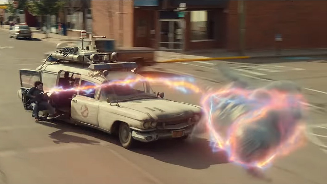 當年這輛由Cadillac Miller-Meteor救護車改裝的Ecto-1魔鬼剋星車,受關注的程度可不輸主角們。(圖片來源/ IGN-Youtube頻道)