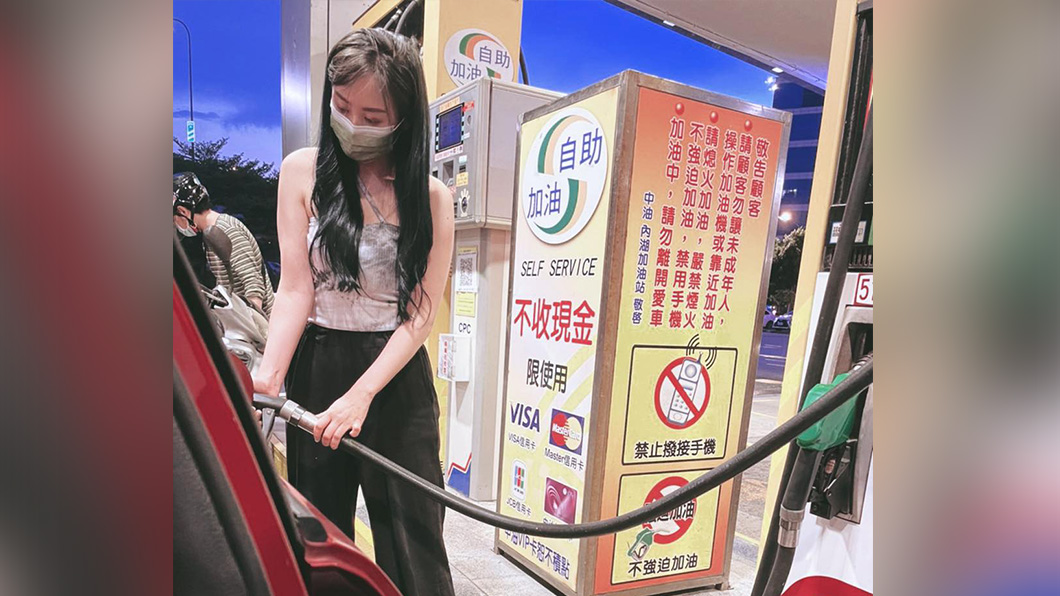 蔡允潔這次加油照片也讓不少網友知道加油站是可以使用手機的。(圖片來源/ 蔡允潔臉書)