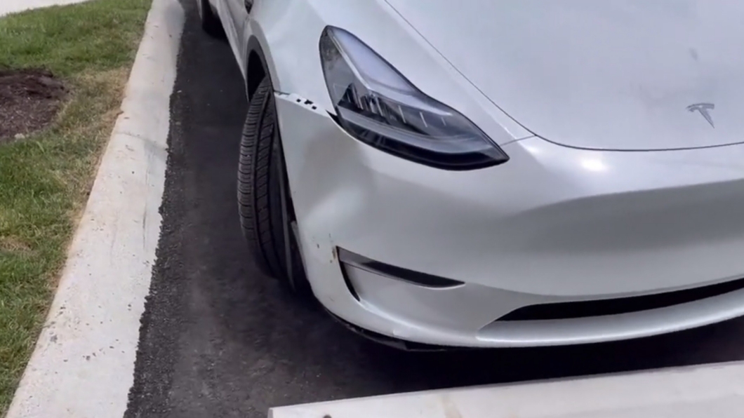 撞擊力道相當猛烈,整個保桿都已經凹陷。(圖片來源/ Tesla Summon Accident)
