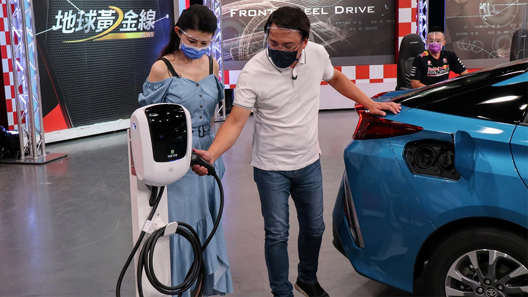 在220V的充電功率下，完全沒電到的Prius PHV充飽電只需要2個多小時；一般家用的110V功率下則是5個小時充飽。（圖片來源/ TVBS）