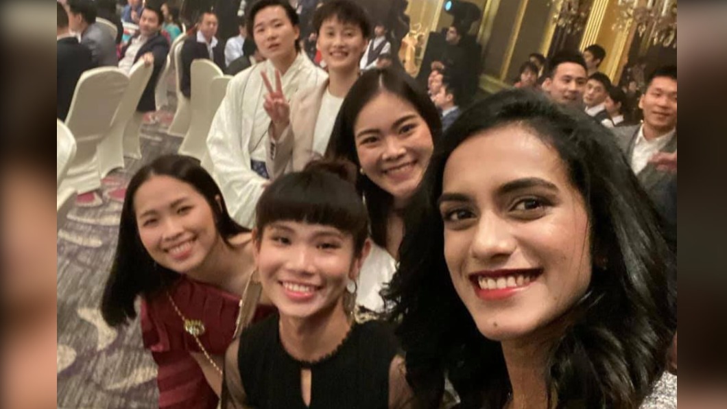 印度一姐P.V. Sindhu在東奧歷史性奪銅凝聚了印度國民向心力，就像戴資穎讓台灣全國沸騰一樣！（圖片來源/ 擷取自Yi Li Yen 臉書）