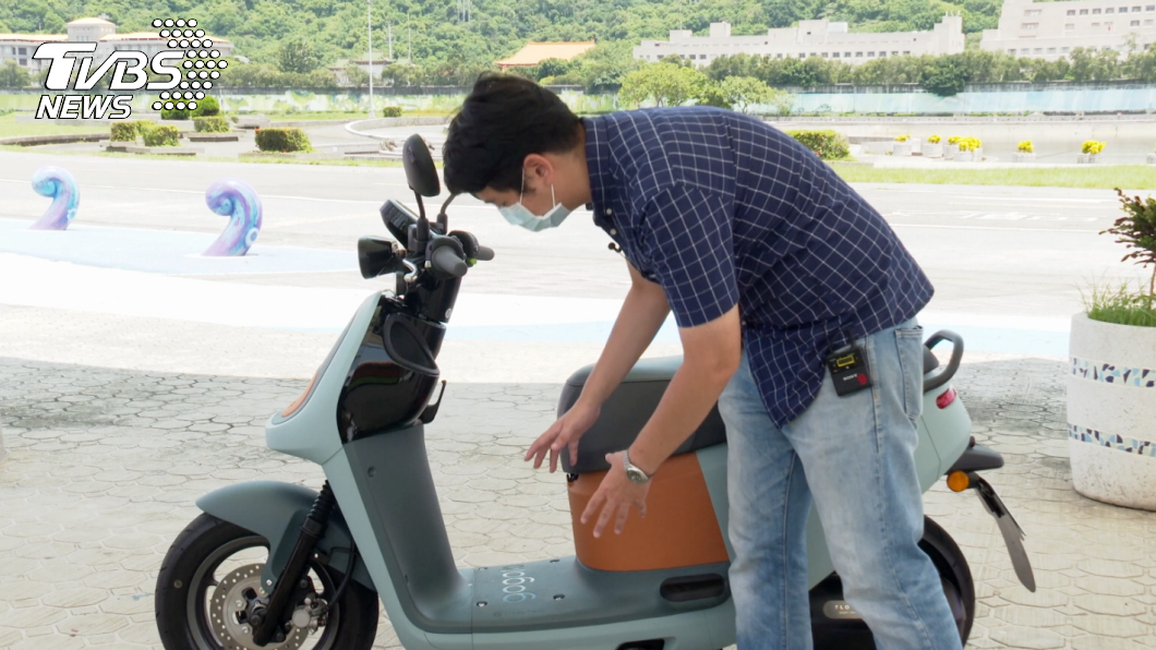 由於Viva XL這次的軸距與車長都加大,因此創造出更寬闊的置物空間,前方腳踏也有26公分的水準。(圖片來源/ TVBS)