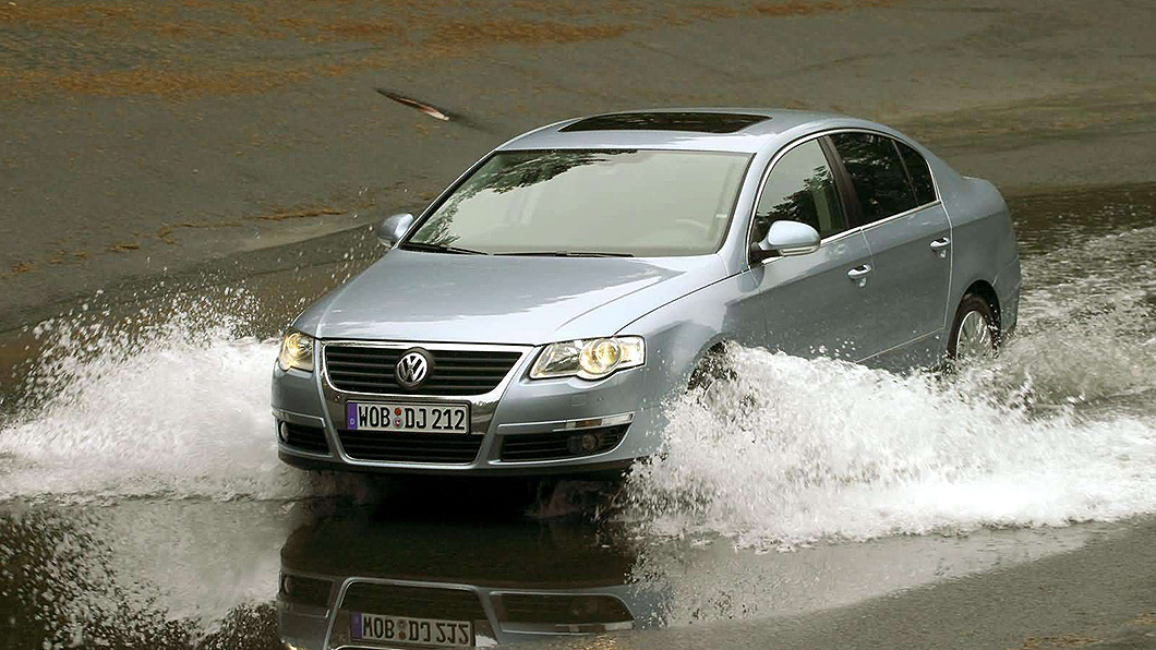 Passat車寬達1,820mm,但仍無法完全容納後座的沙發。(圖片來源/ Volkswagen)