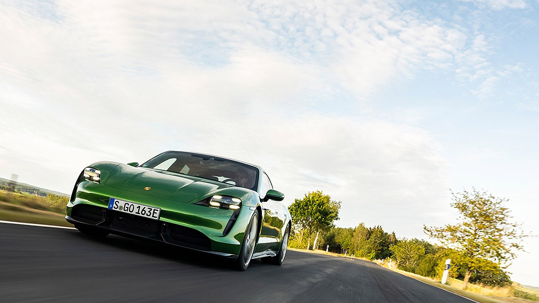 Taycan Turbo S帳面數據無疑大勝Model 3 Performance，但卻有著451公斤的車重差異，一來一往勝負難料。（圖片來源/ Porsche）
