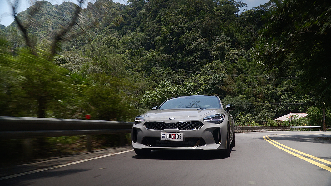 《黃金試車組》這次前往跑山聖地山道驗證Stinger GT實力。(圖片來源/ TVBS)