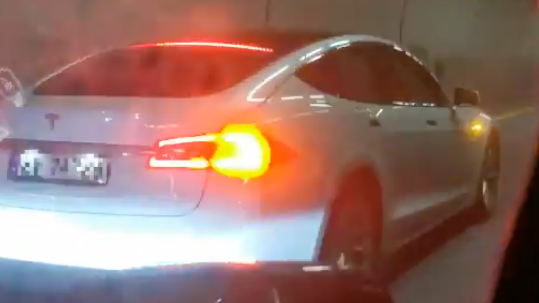 最終,Autopilot啟動安全機制將車輛緩慢停下並閃雙黃警示燈,讓整起酒駕事件沒有人員傷亡。(圖片來源/ 擷取自Austin Tesla Club推特)