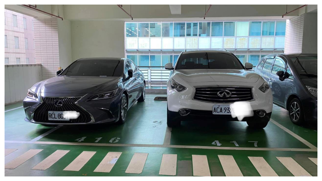隔壁的白色大型休旅車,已經壓在車格線上,造成隔壁灰車不得不往旁邊停靠。(圖片來源/爆料公社)