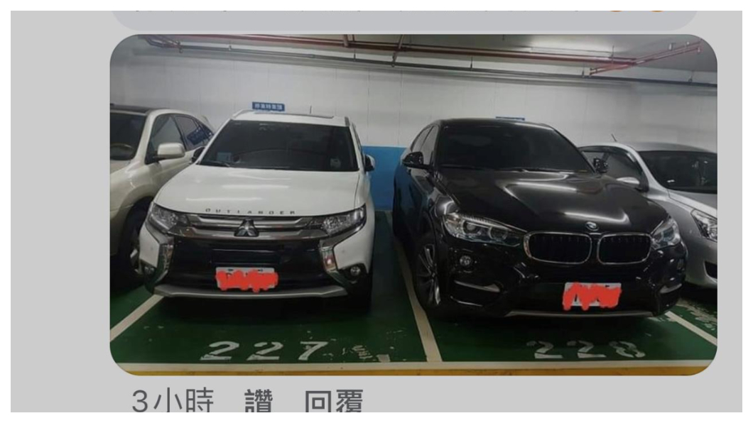 現在最流行的休旅車,往往車子較寬,若以台北市規定的最小停車格來說,兩邊停著同款的休旅車,基本上就會很難上下車。(圖片來源/爆料公社)