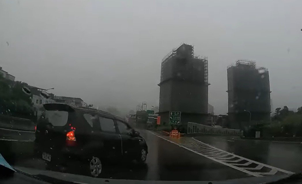 黑色日產Livina從邊坡越野衝下後，擋在後車前方，完全沒有要禮讓的意思。(圖片來源/臉書)