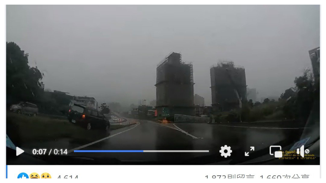 黑色日產Livina突然向右側猛切，橫跨草地邊坡越野駛下。(圖片來源/臉書)