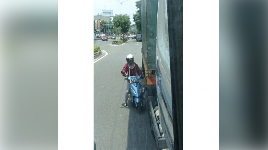 機車躲在大車旁邊遮陽相當危險。(圖片來源/ 擷取自Dcard)