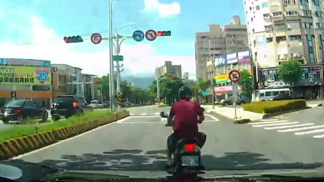 機車騎士把樹蔭處當停止線。(圖片來源/ 擷取自八卦村 - 行車紀錄器影片上傳中心)