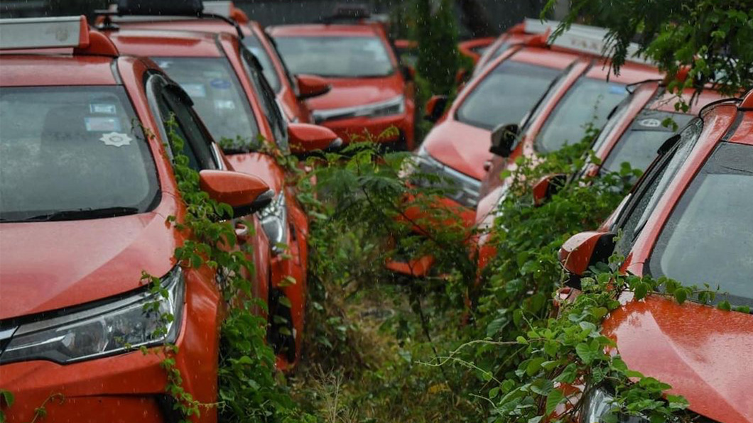不少司機都來自外地,疫情爆發後就退租計程車返鄉種田。(圖片來源/ 擷取《The Standard》IG)