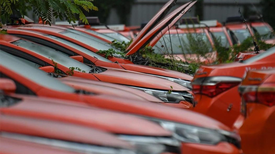 車輛閒置多時導致不少引擎都故障,車行還要租用空地擺放空車。(圖片來源/ 擷取《The Standard》IG)