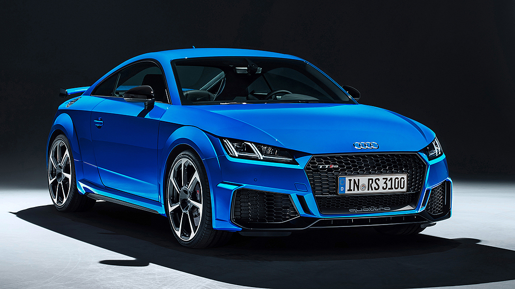 透過專屬空力前保桿、側裙、20吋Audi Sport式樣輪圈等,組造極高親略性。(圖片來源/ Audi)