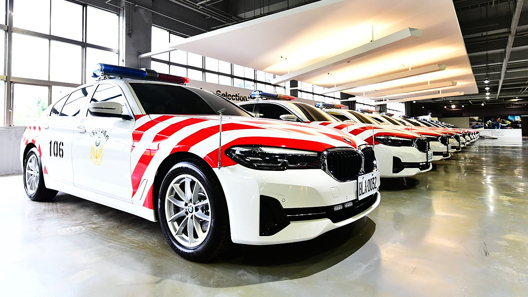 全新BMW 520i警車排排站 看見紅斑馬新成員右腳請安分